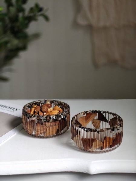 صحن مكسرات خشب مع ريزن