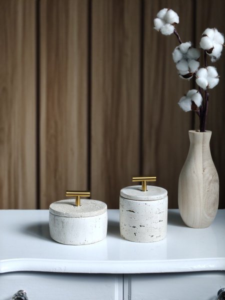 سكرية حجر مع غطا