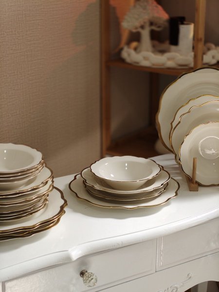 طقم سفرة بورسلان ابيض مع خط ذهبي ملوكي