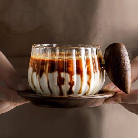 كاسة مج زجاج مع يد وصحن وخشب