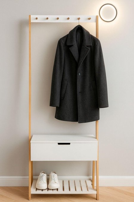 علاقة ملابس خشب مع جارور