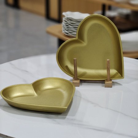 صحن تقديم قلب ذهبي