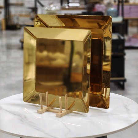 صحن تقديم ذهبي