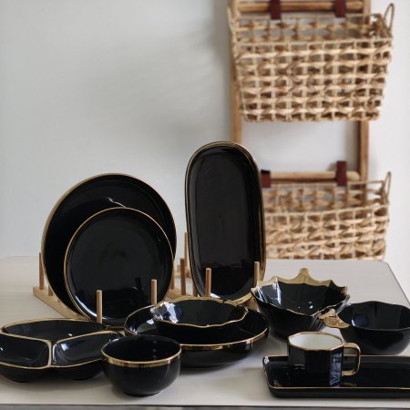 طقم سفرة بورسلان اسود مع خط ذهبي