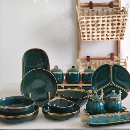 طقم سفرة بورسلان أخضر مع خط ذهبي