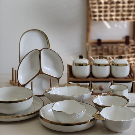 طقم سفرة بورسلان أبيض مع خط ذهبي