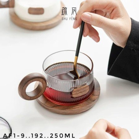 فنجان زجاج يد و صحن خشب